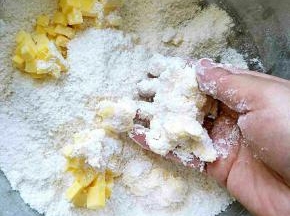 放入黄油双手搓成细沙状