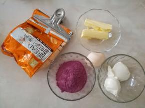 称重准备好所有材料按下层液体，中层粉体，上层酵母的顺序放进除黄油以外的所有材料，盐和糖要分开放在面包机的两个角上。