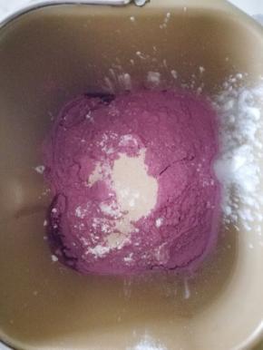 按下层液体，中层粉体，上层酵母的顺序放进除黄油以外的所有材料，盐和糖要分开放在面包机的两个角上