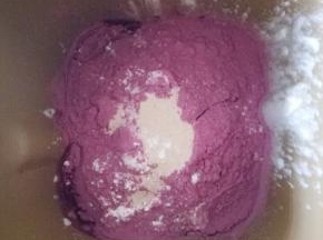 按下层液体，中层粉体，上层酵母的顺序放进除黄油以外的所有材料，盐和糖要分开放在面包机的两个角上