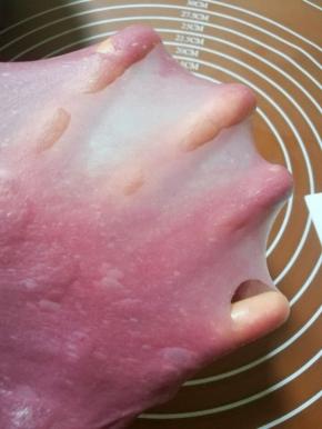 按imix程序和面，成团后放入黄油，我一般是两个imix程序。到能拉出大片薄膜为止。