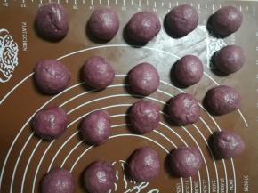 将排气后的面团平分成20个小面团