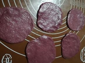 每五个小面团为一份，分别擀成饺子皮大小的圆片