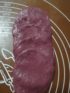 一张圆片压住另一张圆片的二分之一处，叠成一列