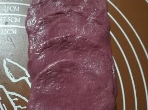 一张圆片压住另一张圆片的二分之一处，叠成一列