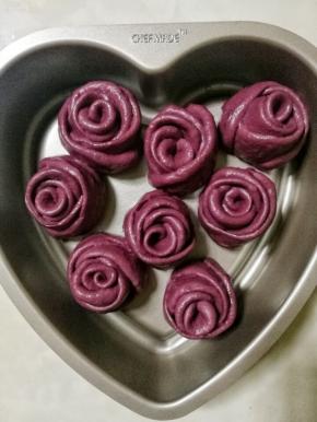 每五个小面团可以切出2朵玫瑰花，总共八个玫瑰花排好在模具里。