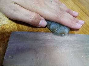 用刀沿着虾背的背脊线剖开，不要完全切成两半咯（也可以用剪刀）