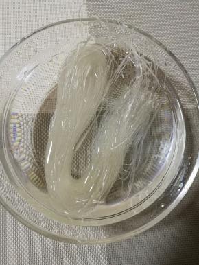 用清水浸泡一小把龙口粉丝