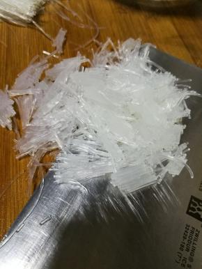 把刚刚浸泡的粉丝切成小段