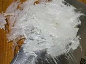 把刚刚浸泡的粉丝切成小段
