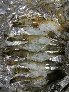 把塞好粉丝的虾全部放到盘子里