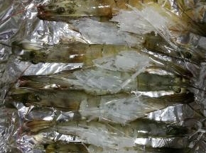 把塞好粉丝的虾全部放到盘子里