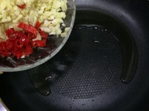 然后我们准备蒜蓉酱，把两头蒜切末（尽量切小点，好吃），朝天椒两个切碎，锅中放油爆香
