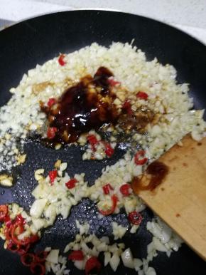 放入盐，耗油调味，这道菜的味道全靠这个蒜蓉，不要放太咸了，因为如果出锅后发现太淡了可以淋点生抽在上面调味，但是一旦咸了就不好挽救了