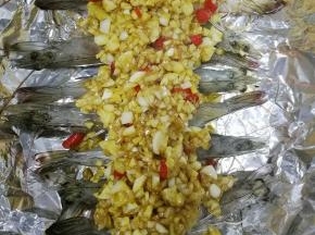 将蒜蓉酱用勺子铺在虾尾上