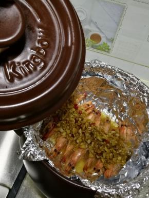 上蒸锅水开后五至八分钟，虾就好了