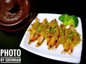 淋上一点点生抽，撒上葱花，这道蒜蓉粉丝开背虾就做好了