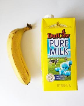 准备好香蕉牛奶和果汁机一台