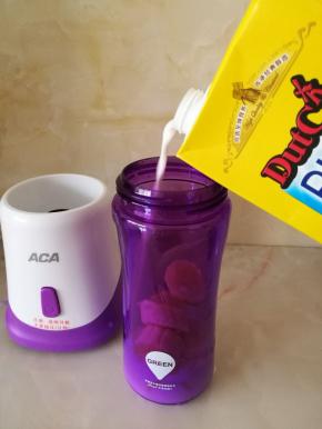 倒入牛奶，不要超过了最高水位线