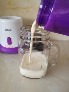 把搅拌杯取下来，香蕉牛奶倒在杯子里