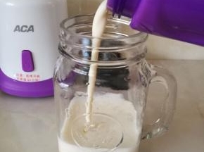 把搅拌杯取下来，香蕉牛奶倒在杯子里