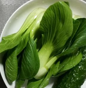 小油菜洗净，从中间切