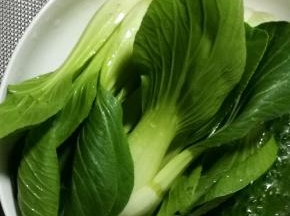 小油菜洗净，从中间切