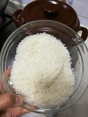 大米淘洗三遍后用水浸泡30分钟