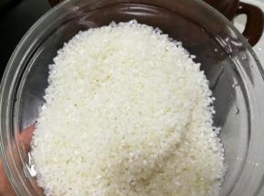 大米淘洗三遍后用水浸泡30分钟