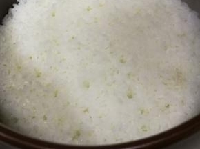 待米饭煮至锅内已无水冒泡后，放入切成片的腊肠，继续小火焖