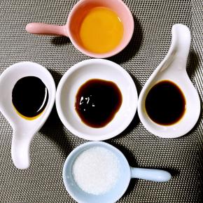 煮米饭的时候可以调好酱汁，将耗油，老抽，生抽，糖，芝麻油混合