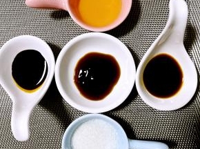 煮米饭的时候可以调好酱汁，将耗油，老抽，生抽，糖，芝麻油混合