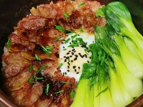 蛋熟后，摆入烫好的小油菜，在鸡蛋上撒些熟的黑芝麻，撒上葱花，关火
淋上我们刚刚调好的酱汁，在盖上盖子用砂锅的余热闷一小会儿