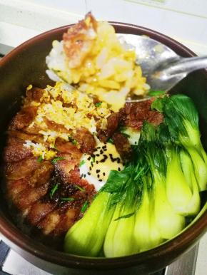 美味的广式腊肠砂锅煲仔饭就做好了，米饭和腊肠拌一拌，酱汁和腊肠的香味包裹住每一颗米饭，太香了，我小孩简直爱到不行了，吃了一大碗还说要。本食谱中是两个大人两个小孩的食量，请根据自己的情况和喜好删减用料