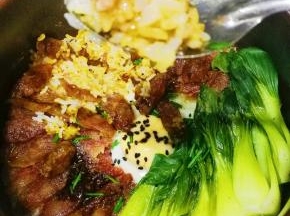 美味的广式腊肠砂锅煲仔饭就做好了，米饭和腊肠拌一拌，酱汁和腊肠的香味包裹住每一颗米饭，太香了，我小孩简直爱到不行了，吃了一大碗还说要。本食谱中是两个大人两个小孩的食量，请根据自己的情况和喜好删减用料