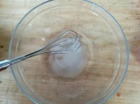 预热烤箱上下火165度15分钟。水，糖，盐放入容器，搅拌化开。