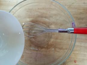 加入玉米油搅拌均匀。