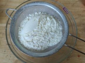 低筋粉和小苏打混合过筛加入步骤2内。