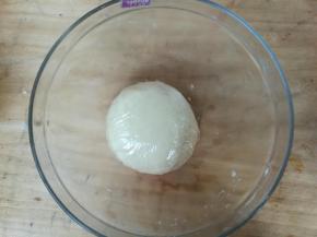 揉成光滑的面团，盖保鲜膜 松弛20分钟。