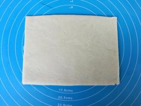 擀成长方片，切去不规则的四周。