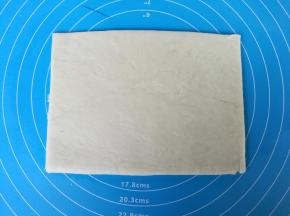 擀成长方片，切去不规则的四周。