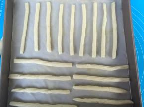 搓圆，排入烤盘内，送入预热好的烤箱，上下火165度烘烤15分钟即可。