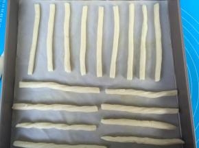 搓圆，排入烤盘内，送入预热好的烤箱，上下火165度烘烤15分钟即可。