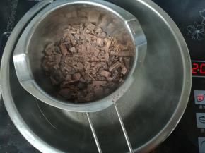 克力切碎隔水融化。