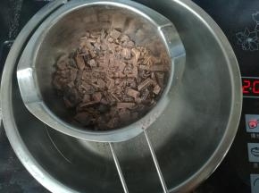 克力切碎隔水融化。