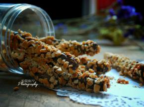 香脆的饼干条裹上浓浓的巧克力，再加上香香的花生碎，真的是好吃非常！