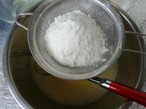 蛋黄内加入牛奶，糖搅拌均匀充分乳化，筛入低筋粉。