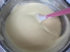 取三分之一蛋白，加入蛋黄糊内，以切拌或翻拌的手法混合均匀。
倒回蛋白盆，继续以翻拌或切拌的手法混合均匀。图中是拌好的蛋糕糊状态。。