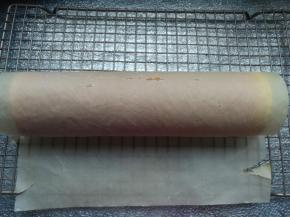 借助油布顺势卷成卷。