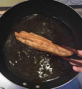 注意很快就好，注意翻面，炸至两面都是金黄就夹出来控油~